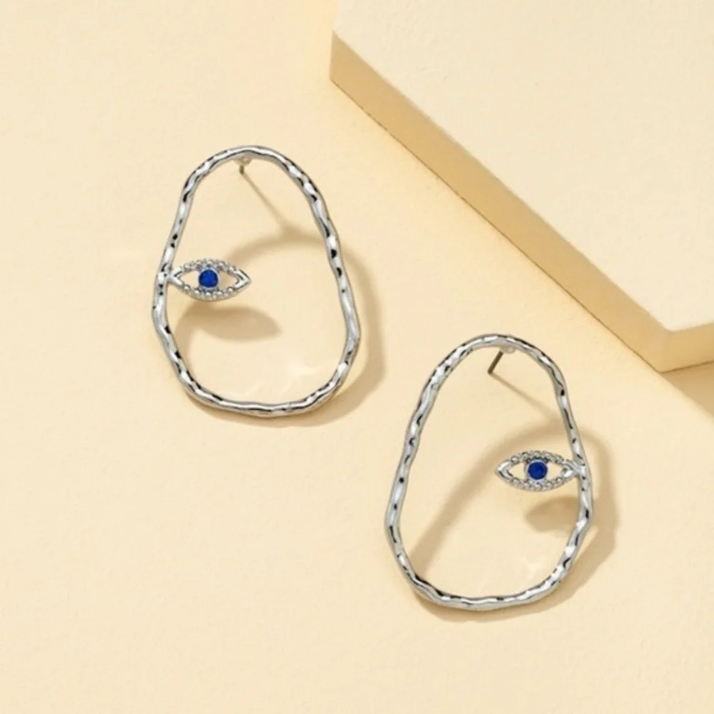 3/$30 🤍 Hollow Face Earrings